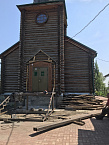 В Курганском храме меняют крыльцо