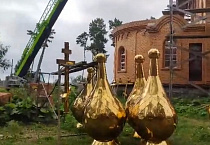 Новые купола установили на строящийся храм в Варгашах