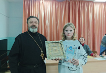 В Петухово священник наградил юных художников