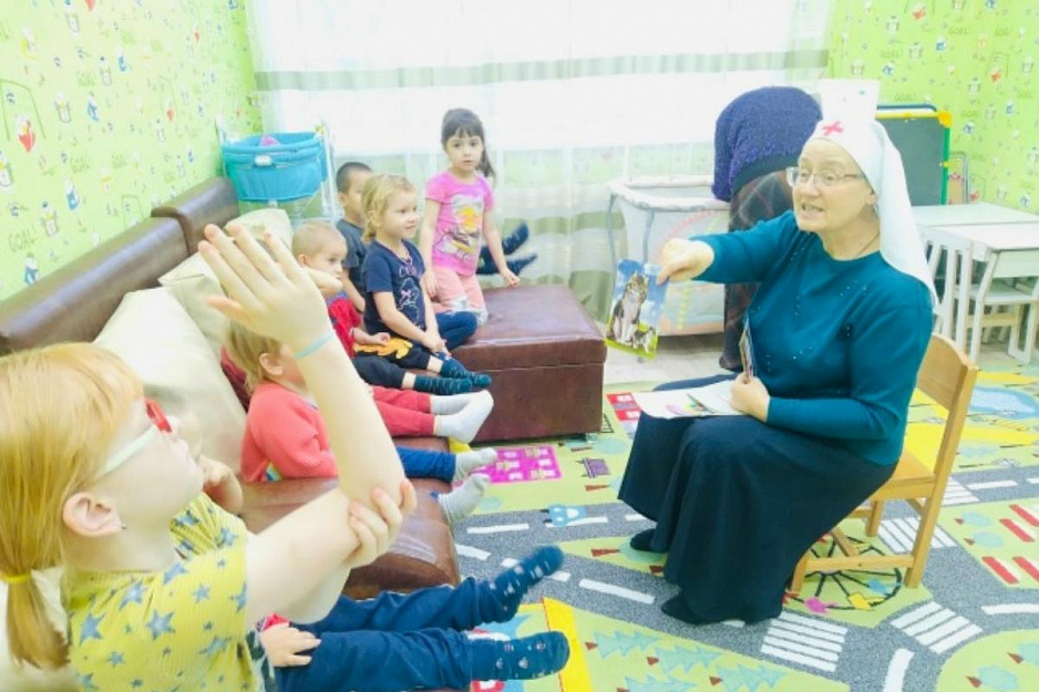 Сёстры милосердия Троицкого храма Кургана рассказали воспитанникам ОСРЦ о Божием Творении