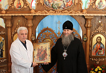 Митрополит Даниил наградил главврача Курганского онкодиспансера епархиальной медалью