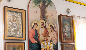 Литургия в день иконы Божией Матери: «Троеручица»