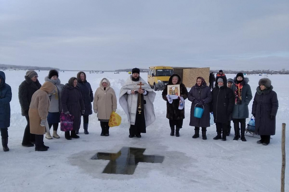 Настоятель села Лисье совершил водосвятный молебен на местном озере