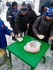 В курганском «Сквере Милосердия» шесть дней в неделю православные приходы кормят нуждающихся