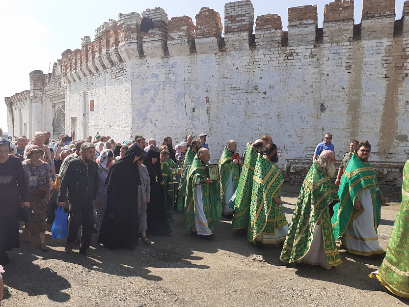 Курганские паломники посетили Далматовскую обитель