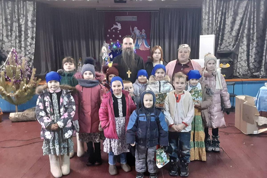 В Чимеево воспитанники воскресной школы  получили в подарок молитвословы и  конфеты