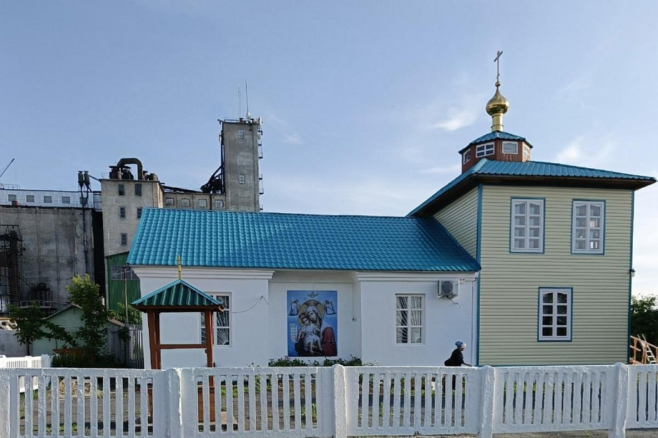На стене сельского храма появилась икона Божией Матери