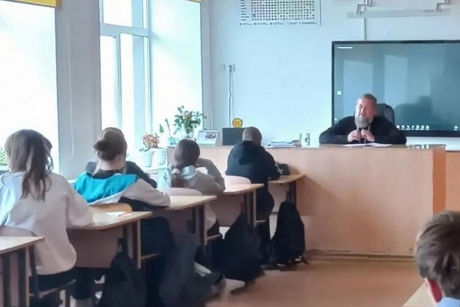 Урок на тему «Милосердие» провёл священник в школе села Менщиково