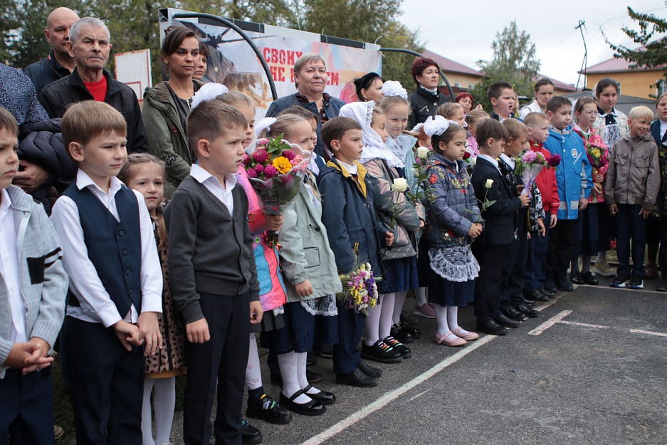 С молебна и поднятия флага начался День знаний в Курганской гимназии имени святого Александра Невского