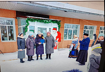 В Петухово священник и певчие поздравили детей с Рождеством