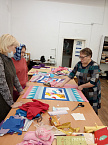 Лоскуток к лоскутку: участницы грантового проекта "Швейная мастерская "Нить добра" продолжают шить лоскутные одеяла