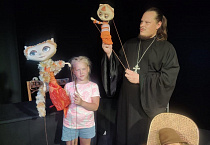 Дети из летнего лагеря при Епархиальной воскресной школе города Кургана узнали секреты мастерства актёров театра кукол