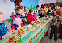 В Петухово священник и певчие поздравили детей с Рождеством