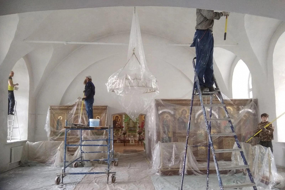 В Петропавловском храме микрорайона Черемухово города Кургана продолжаются ремонтные работы