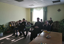 Притобольский священник беседовал с подростками о мужестве, о подвигах и славе