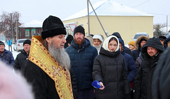 Освящение и установка креста в храме села Глядянское