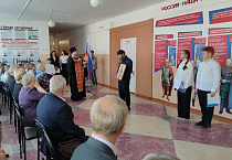 Курганский священник принял участие в открытии патриотического панно в стенах гимназии