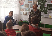 В Зауралье священник побывал на «Уроке мужества» в сельской школе