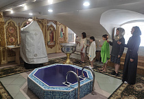 В курганской воскресной школе произошло радостное событие – крещение сразу троих детей