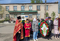 В городе Петухово священник возложил венок к обелиску воинов, погибших за Родину