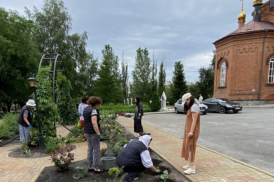 Возле курганских соборов продолжается благоукрашение территории
