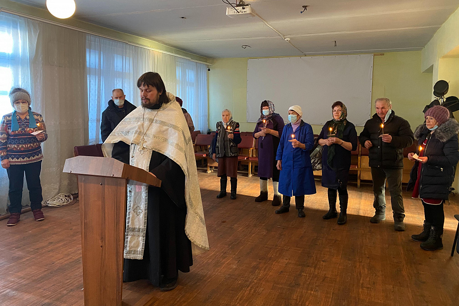 В Зауралье сельский священник стал гостем клуба для пожилых «Общение»