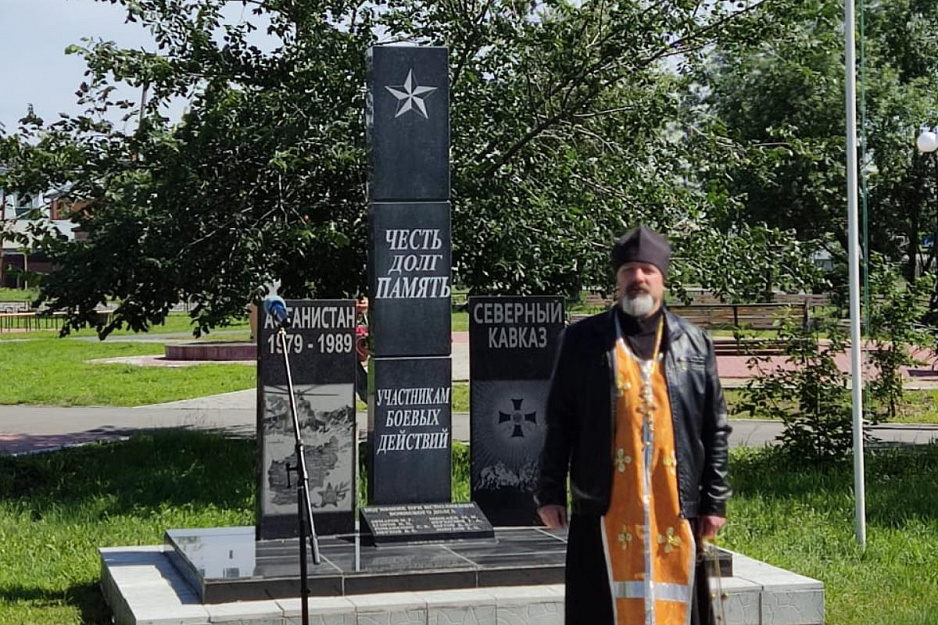 В городе  Петухово священник участвовал в митинге в День ветеранов боевых действий