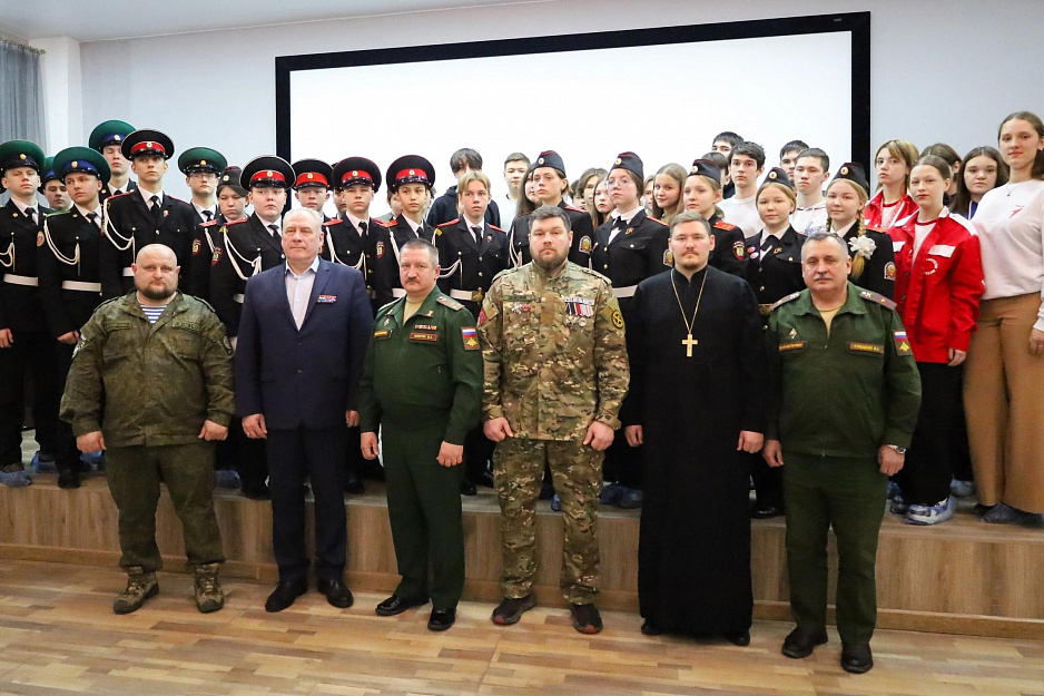 В Кургане священник принял участие в патриотическом «Диалоге с героями»