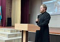 Клирик кафедрального собора Кургана выступил перед студентами колледжа