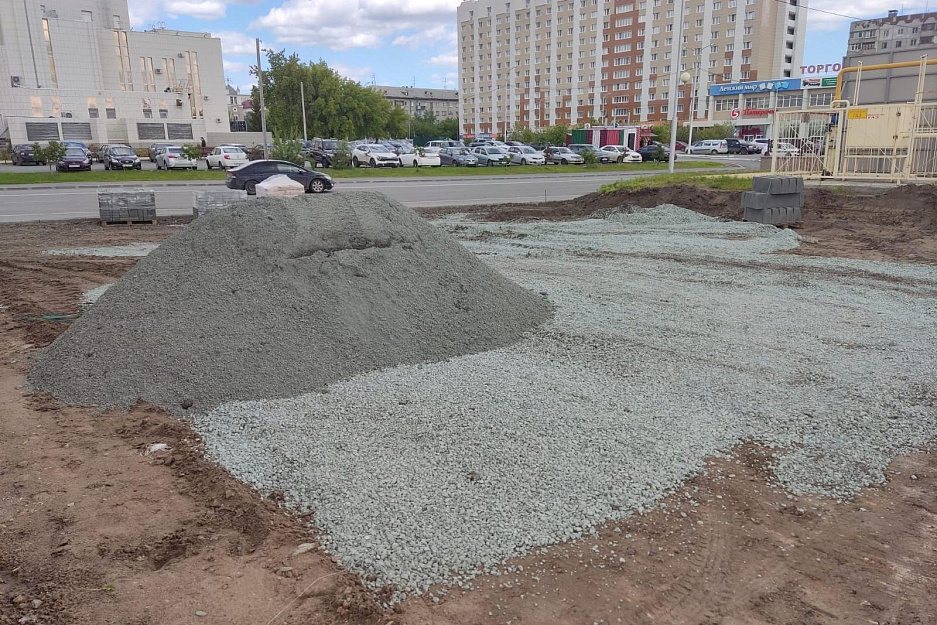 В Кургане возле Троицкого собора началась укладка брусчатки