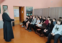Сельский священник провел беседу «Живое слово духовной мудрости»