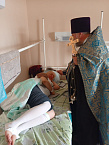 В Кургане настоятель Пантелеимоновского храма освятил отделения в двух лечебных учреждениях