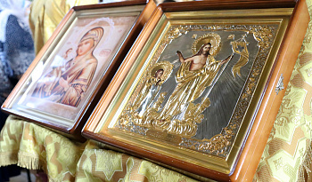 Литургия в день иконы Божией Матери, именуемой «Троеручица»