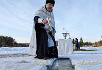 Курганский священник освятил купель на Голубых озерах
