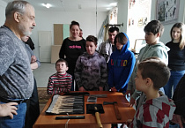 Курганское отделение движения "Царьград" учило детей и взрослых метать ножи
