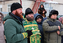 Величественный крест установили на храме села Половинное