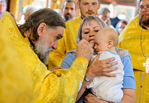 Митрополит Даниил совершил в Александро-Невском соборе Таинство Крещения