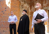Епископ Пармен обсудил с благотворителем продолжение строительства нового храма в Варгашах
