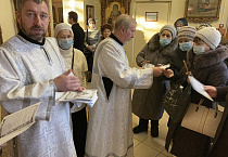 В приходах Курганской епархии в Крещение прихожанам раздавали разъяснительные материалы, подготовленные миссионерским отделом