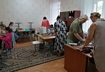 «Мастерицы» из швейной мастерской при Троицком приходе продолжают свои занятия