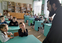 В Зауралье священник провёл уроки нравственности в сельской школе
