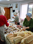 В курганском «Сквере Милосердия» нуждающимся ежедневно раздают по 50 булок хлеба