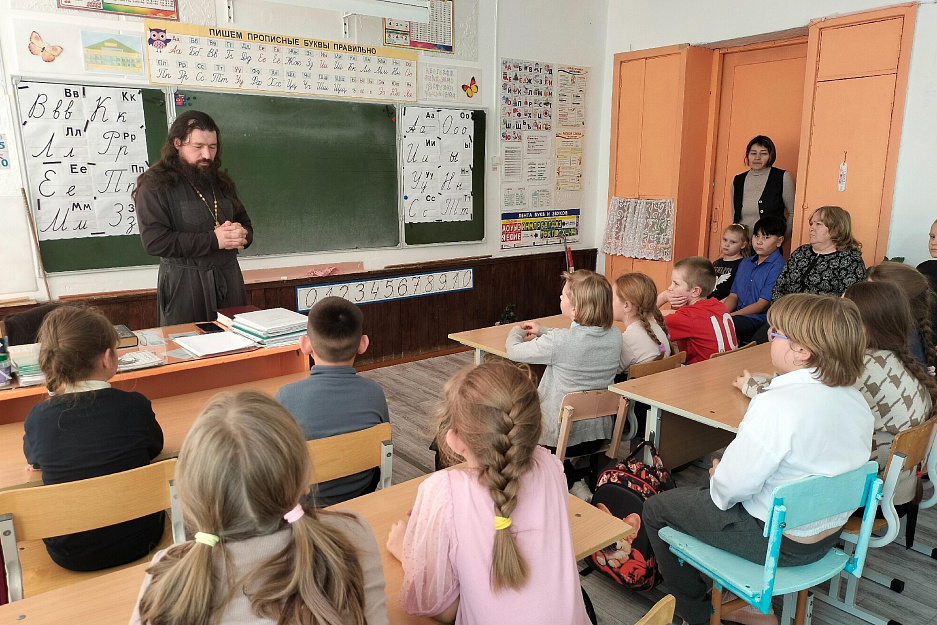 В сельской школе Зауралья священник побеседовал с детьми о силе слова