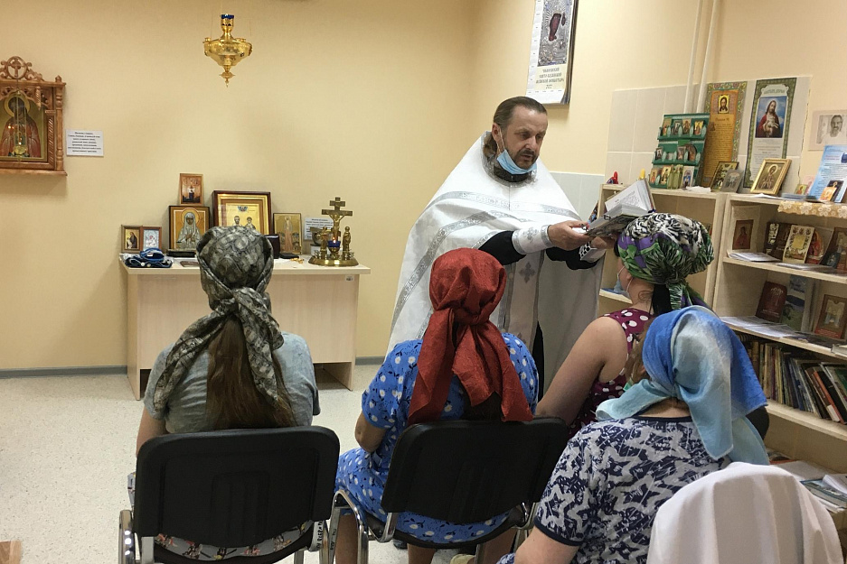 Молебен, песни и стихи: в Курганском перинатальном центре побывали представители Порт-Артурского прихода