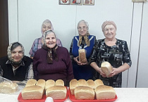 В курганском храме опытный пекарь выпекает хлеб для нуждающихся