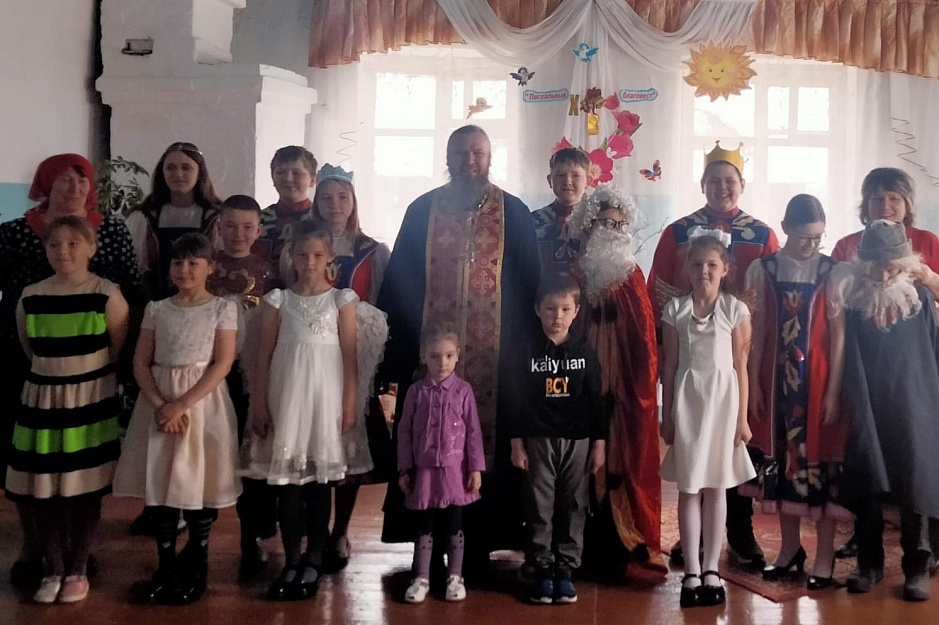 В Зауралье священник стал зрителем на пасхальной сказке «Справедливый царь»
