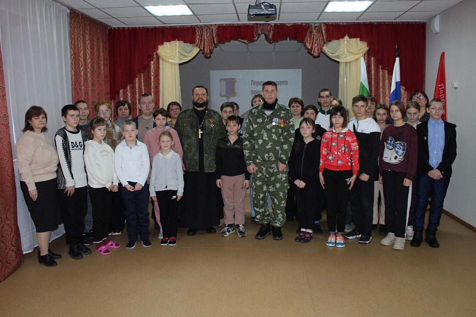 В Лебяжье священник – участник СВО побывал в школе-интернате