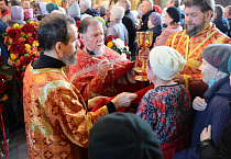 Митрополит Даниил поздравил с праздником пришедших на позднюю Пасхальную службу