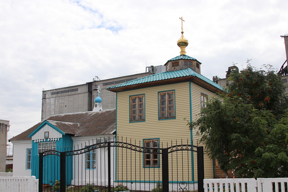 У крыльца трапезной храма в посёлке Варгаши появились кованые перила