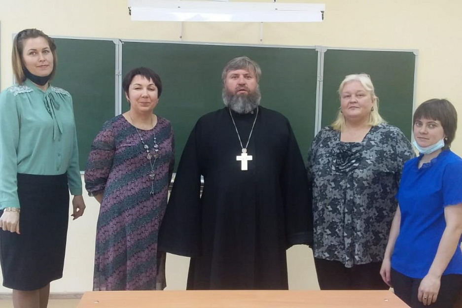 Зауральский священник благословил школьников на изготовление пасхальных сувениров
